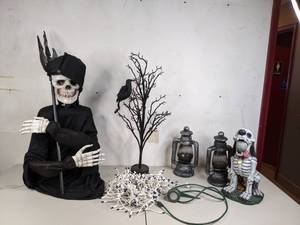 lot 207 image: Spooky Halloween Decor Lot - A