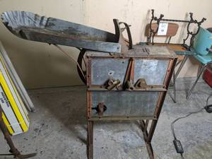 lot 152 image: Antique Corn Sheller Sandwich, Illinois - A