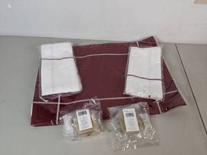 lot 241 image: Pampered Chef Lot - New in Packaging  (2) Placemats, (4) Napkins, (4) Square Napkin Rings - B