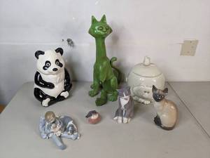 lot 281 image: Animal Lover Home Decor Porcelain Figurine Lot Cookie Jars, Cats, and More - C