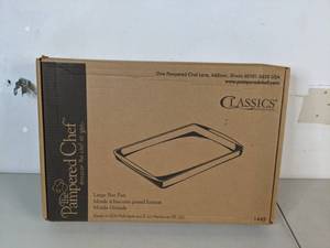 lot 261 image: Pampered Chef Large Bar Pan - B