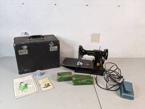 lot 262 image: Vintage Singer Portable Electric Sewing Machine with Accessories and Carrying Box - B