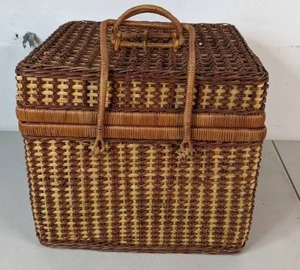 lot 266 image: Classic Wicker Picnic Basket with Plates, Cups, and Silverware - B