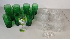 lot 302 image: Set of (10) Mid-Century Milano Lido Green Crinkle Glasses, Anchor Hocking Glassware, 1960s Avocado Tumblers & More - B