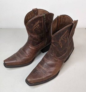 lot 305 image: Ariat Darlin Western Boot - Womens Size 8 - B