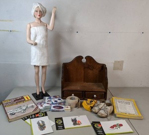 lot 314 image: Mixed Lot 30 Female Statue, Decorative Shelf, Temporary Tattoos & More - B