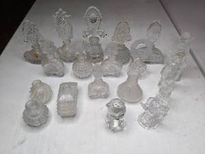 lot 487 image: Collection of Vintage Glass Angel Figurines and Small Decanters - E