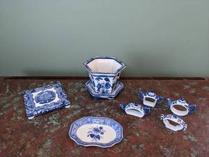 lot 724 image: Trivet, Flower Pot, Small Plate & Four Napkin Rings - W