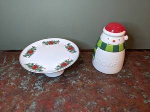 lot 714 image: Beautiful Holiday Cake Plate & Hallmark Snowman Cookie Jar - W