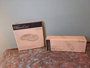 lot 718 image: New Pampered Chef Chip Maker-Set of Two & Simple Slicer - W