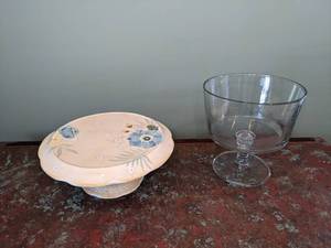 lot 702 image: Pfaltzgraff Cake Holder & Clear Bowl - W