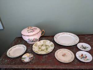 lot 703 image: Beautiful Bowl and Seven Pretty Plates - W