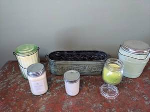 lot 709 image: Several Candles and Planter - W