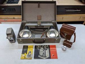 lot 501 image: Vintage Bell and Howell 252 Monterrey Light for Indoor Movies 8mm - E