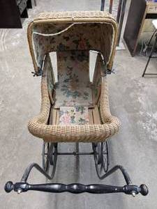 lot 511 image: Antique Victorian Style Wicker Baby Carriage - E