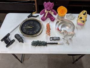 lot 525 image: Miscellaneous Grab Bag Lot - Animal figurines, Wall Clock, and more -E
