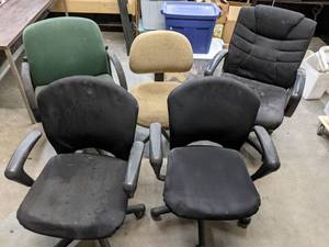 lot 518 image: Varied Set of (5) Padded Rolling Office Chairs - E