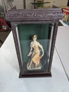 lot 496 image: Vintage Flapper Lady Figurine in Display Case - E