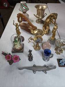 lot 495 image: Lot of 16 BrassGoldSilver Home Decor Items Figurines, Brass Urn, Small Lamp, Hummingbird and More - E