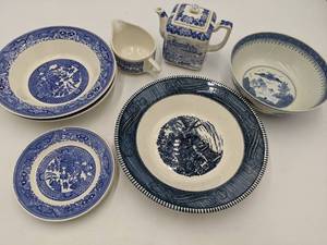 lot 89 image: Vintage Blue Porcelain China