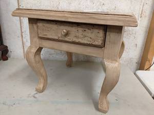 lot 87 image: Vintage 22x22x20 Rustic Accent table