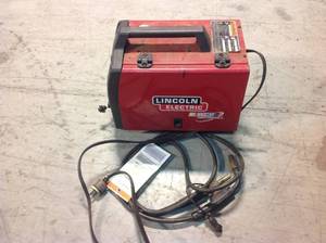 Used Lincoln Electric 140 Amp Weld Pak 140 HD MIG Wire Feed Welder with Magnum 100L Gun, Sample spools of MIG Wire and Flux Wire, 115V Customer Returns See Pictures