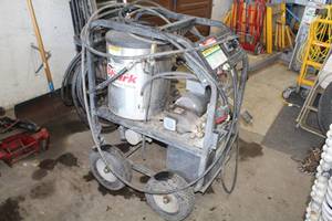 lot 13 image: Karcher STP-2 Shark Heated Pressure Sprayer