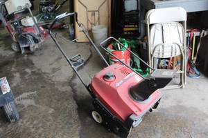 lot 17 image: Honda HS520A Snowblower