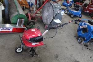 lot 18 image: Honda F220 Tiller