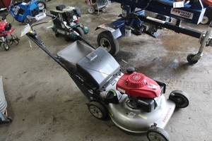 lot 20 image: Honda Rear Bagger Self-Propelled Rear Wheel Drive Lawn Mower