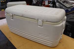 lot 123 image: Igloo Plastic Chest Cooler