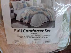 lot 16 image: Kids & Teen Faux Fur Rainbow Microfiber Comforter, Full
