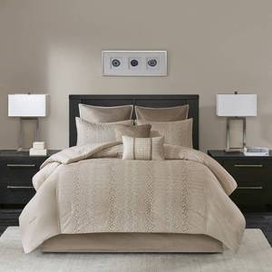lot 10 image: Madison Park Camelia Queen Size Comforter Set