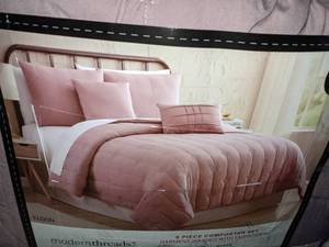 lot 67 image: Modern Threads 5 Piece Comforter Set, Queen