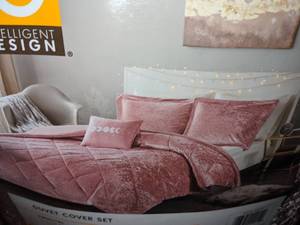 lot 66 image: Intelligent Design Felicia Duvet Set,  KingCal King, Blush