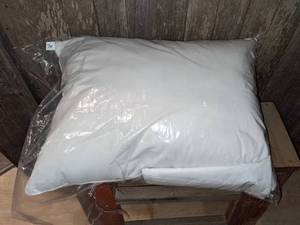 lot 74 image: Digital Decor Premium Gold Hotel Pillow , Standard Size wCase