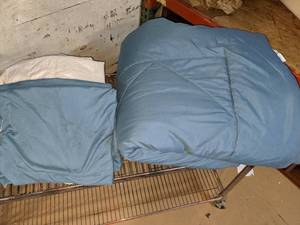 lot 186 image: Bedsure Reversible BlueGray Comforter Set, Queen