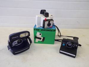 lot 3 image: 3 Vintage Cameras
