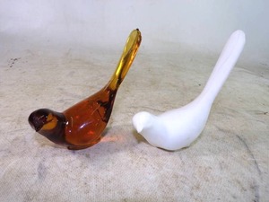 lot 35 image: 2 Collectable Fenton Glass Birds