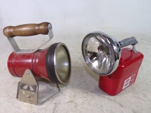 lot 17 image: 2 Vintage Flashlights