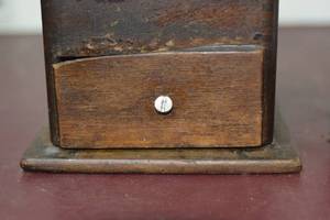 lot 19 image: Vintage coffee gringer