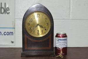 lot 4 image: Vintage Wind up clock by Beth Thomas - with key