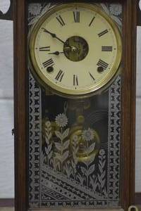 lot 6 image: Vintage wind up sunflorwer clock with ornate pendulum
