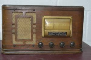 lot 7 image: 1940s Sears silvertone 1561 tube radio