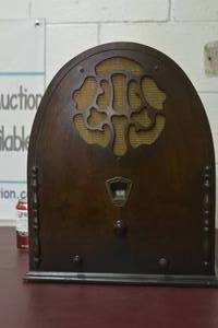 lot 8 image: Gloritone Model 25 tabletop cathedral radio c1931. Screen Grid Electric Receiver. Powers on and off. Does not change from 0