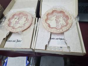 lot 61 image: Bradford Exchange - Shakespearean Lovers Plates 1 -2 Romeo and Juiliet and Hamlet and Ophelia