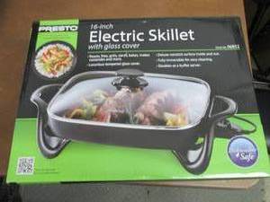 lot 160 image: Presto 16 x 13 Jumbo Skillet with...