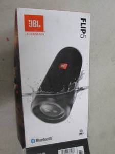 jbl flip 5 powers on ...
