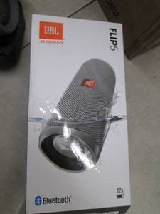 jbl flip 5 powers on ...
