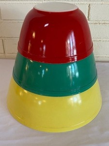 lot 27 image: Three Pyrex Primary Colors Mixing Bowls